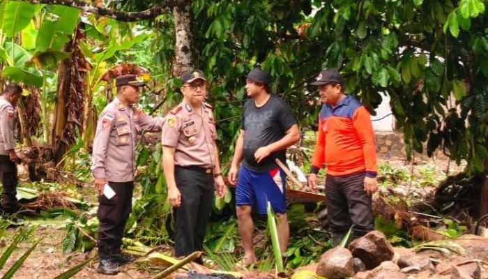 Plh. Kapolres Kepulauan Sangihe AKBP Edwin J. Humokor, S.H., M.H., Turun Langsung Pimpin Penanganan Banjir dan Longsor di Tamako