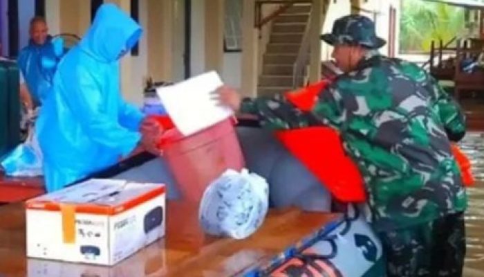 Tanggap Bencana, Kodim 1301/Sangihe Kerahkan Babinsa Bantu Warga Terdampak Longsor dan Banjir di Tamako
