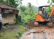 Polsek Tabukan Selatan Turun Langsung Bantu Warga, Akses Jalan Yang Tertutup Longsor Mulai Dibersihkan