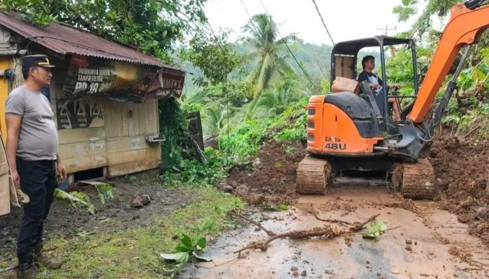 Polsek Tabukan Selatan Turun Langsung Bantu Warga, Akses Jalan Yang Tertutup Longsor Mulai Dibersihkan