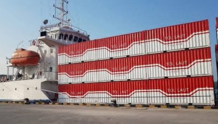 Arogansi dan Kedigdayaan Kapal Tol Laut, Usir Kapal Penumpang Lokal   