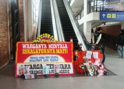 “Warganya Menyala, Eskalatornya Mati” ; Karangan Bunga Sindiran Dipampang Sejak Senin di Skybridge Bojonggede
