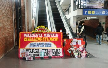“Warganya Menyala, Eskalatornya Mati” ; Karangan Bunga Sindiran Dipampang Sejak Senin di Skybridge Bojonggede