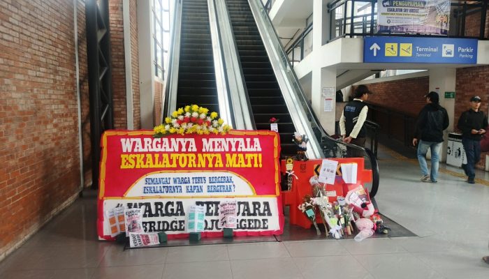 “Warganya Menyala, Eskalatornya Mati” ; Karangan Bunga Sindiran Dipampang Sejak Senin di Skybridge Bojonggede